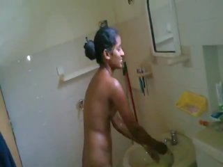 Indisch leerling betrapt in douche
