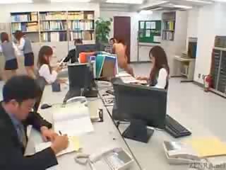Japonská pár fucks v the middle na an kancelář