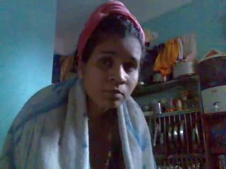 Indisk aunty iført saree 10 min etter bad