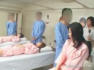 Asiatisk brunette skolejente slagene hårete stikk ved den sykehus