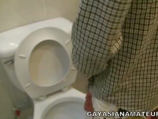 Asia pee lad