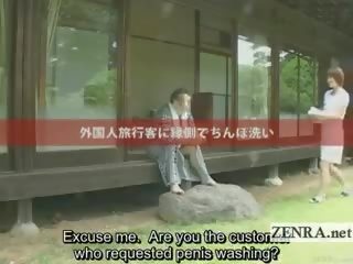 Subtitulado al aire libre bucolic mujer vestida hombre desnudo japonesa miembro limpiando