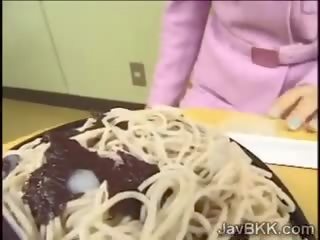 Ekscentriskas sieva no japāna mīl ēdiens ģērbies ar sperma