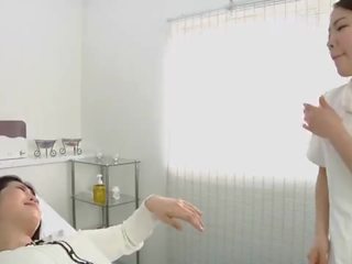 Japoniškas lesbietiškas enticing spjaudyti masažas klinika subtitruota
