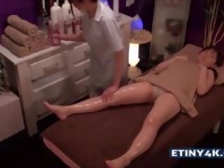 Zwei unglaublich asiatisch mädchen bei massage studio