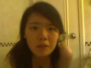 Азиатки тийн повикване момиче оголване и пипане с пръсти