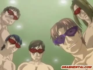 Gjoksmadhe japoneze hentai shërbyese i kapuri dhe brutalisht groupfucked