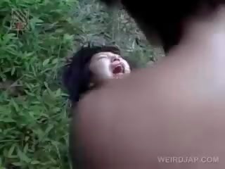 Frágil asiática senhora obtendo brutalmente fodido ao ar livre