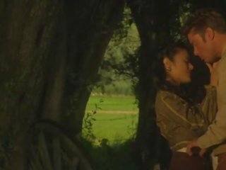 Asiática divinity kaylani lei follada duro por cowboy al aire libre