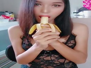 Transexual meena apreciando um banana