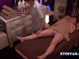 Deux incroyable asiatique filles à massage studio