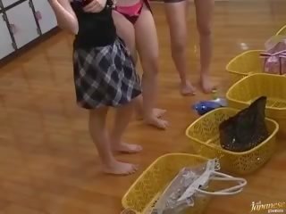 Giapponese bambola mov spento grande tette in pubblico bagno