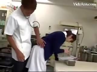 Verpleegster krijgen haar poesje rubbed door medisch practitioner en 2 verpleegkundigen bij de surgery