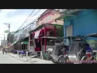 Smulkutė filipina barmenė dulkina turistas į slidus viešbutis