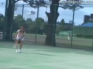 Asiatiskapojke tennis domstol offentlig vuxen klämma