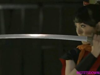 Samurai gadis sekolah dengan gergasi payu dara