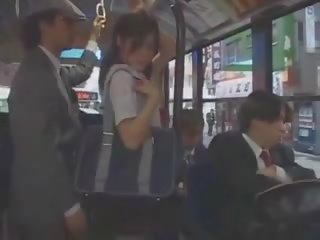 Aziatike adoleshent vogëlushe ledhatim në autobuz nga grup