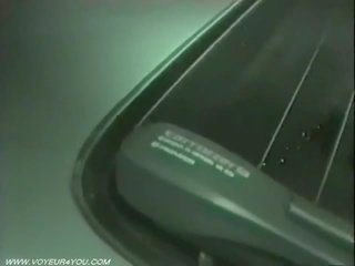 Hardcore xxx film in de auto is captured door een spion camera