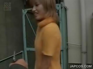 アジアの 受け 彼女の 服 カット オフ