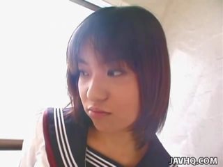 Teenaged japanska coed ger henne först cocksuck