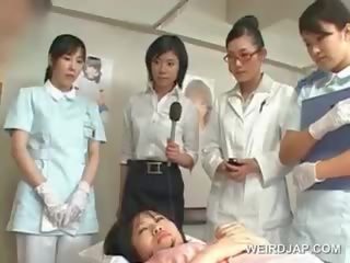 Aasialaiset ruskeaverikkö rakastajatar puhaltaa karvainen miehuus at the sairaalan
