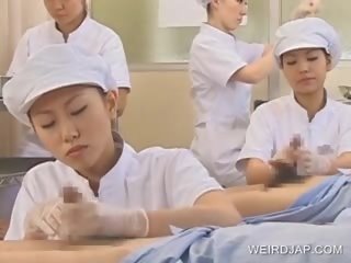 Nhật bản y tá slurping kiêm ngoài của bật trên manhood