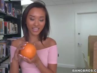 Alina li lærer på hvordan til suge pecker