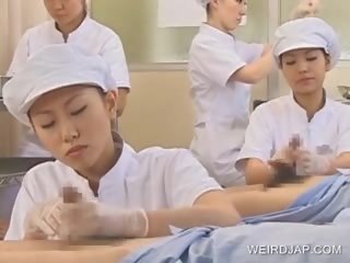 Japonsko medicinska sestra srkanje prihajanje ven od obrnil na manhood