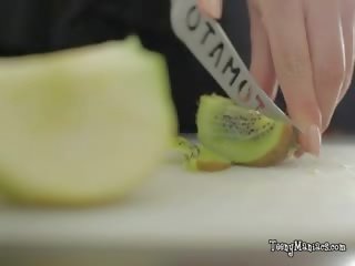 Aziatisch schoonheid serves hem fruit en poesje op de bed