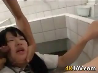 Asiatique écolières obtention des soins du visage