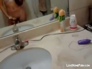 Pekné mladý ázijské masturbovanie v the kúpeľňa