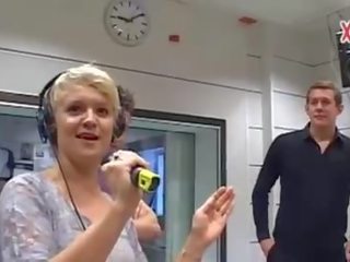 Wanita berpakaian dan lelaki bogel/ cfnm memerhatikan peter tricks pada radio video