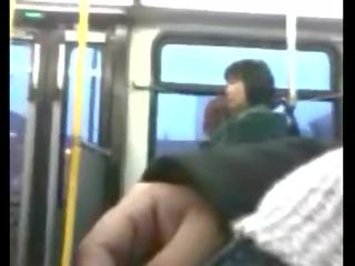 Youth masturbates në publike autobuz privat film