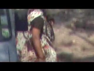 India aunties teeme uriin väljas peidetud kaamera mov