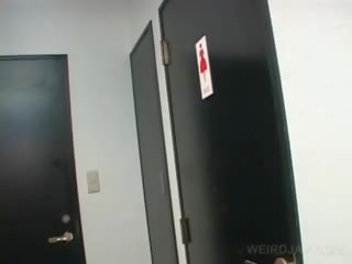 Asiatiskapojke tonårs cookie klipp fitta medan pissar i en toalett