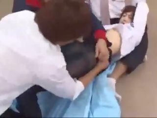 Adolescent في جوارب طويلة rapped بواسطة 3 chaps الثدي يفرك كس يمسح و اصابع الاتهام في ال خزانة غرفة